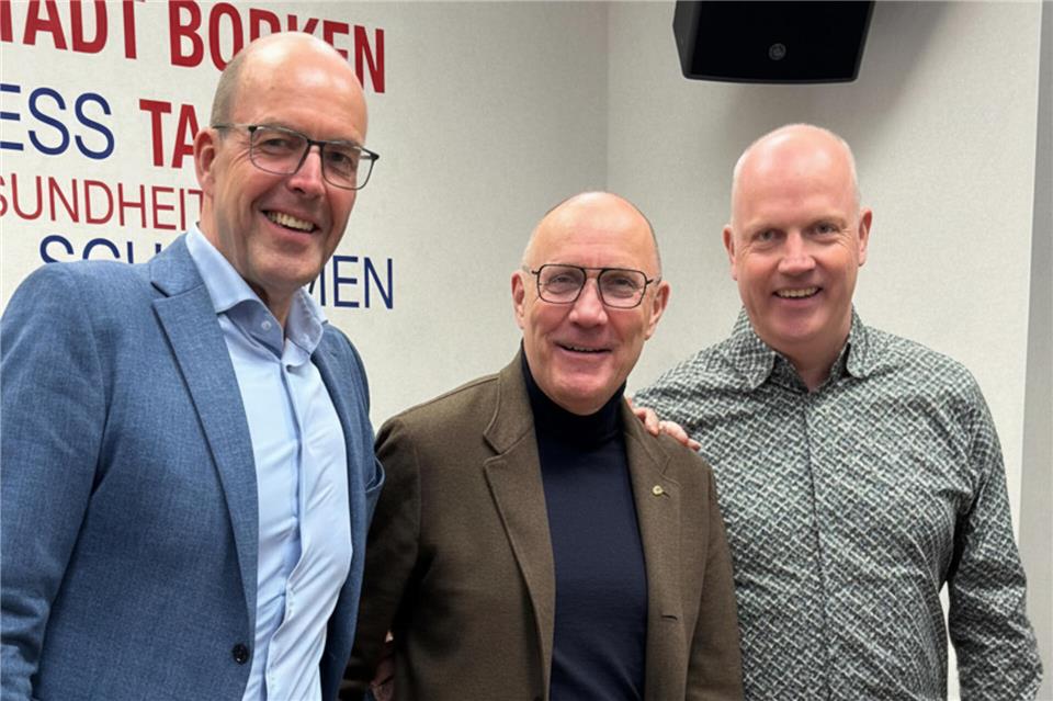 Mit gebündelten sportlichen Kräften in die Zukunft: SG-Chef Bernd Reining (links) mit dem scheidenden zweiten Vorsitzenden Hanjo Fooke und dessen Nachfolger Frank Groß-Onnebrink (rechts), der zuvor den LC Borken führte.
