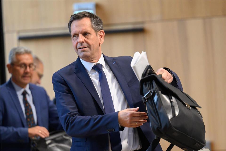 Mit gepackten Taschen auf Sommertour: Olaf Lies informiert sich über Bevölkerungsschutz und soziale Projekte. (Archivbild)Julian Stratenschulte/dpa