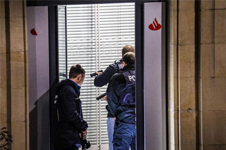 Mit gezückten Waffen stehen Polizisten nach der Sprengung eines Geldautomaten in einer Bank. Alex Talash/dpa