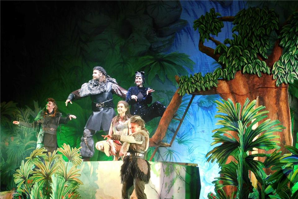 Mit groovenden Songs, leuchtenden Kostümen und einem fröhlich mitfiebernden Publikum verwandelten die Akteure die Stadthalle im Vennehof in einen magischen Urwald.