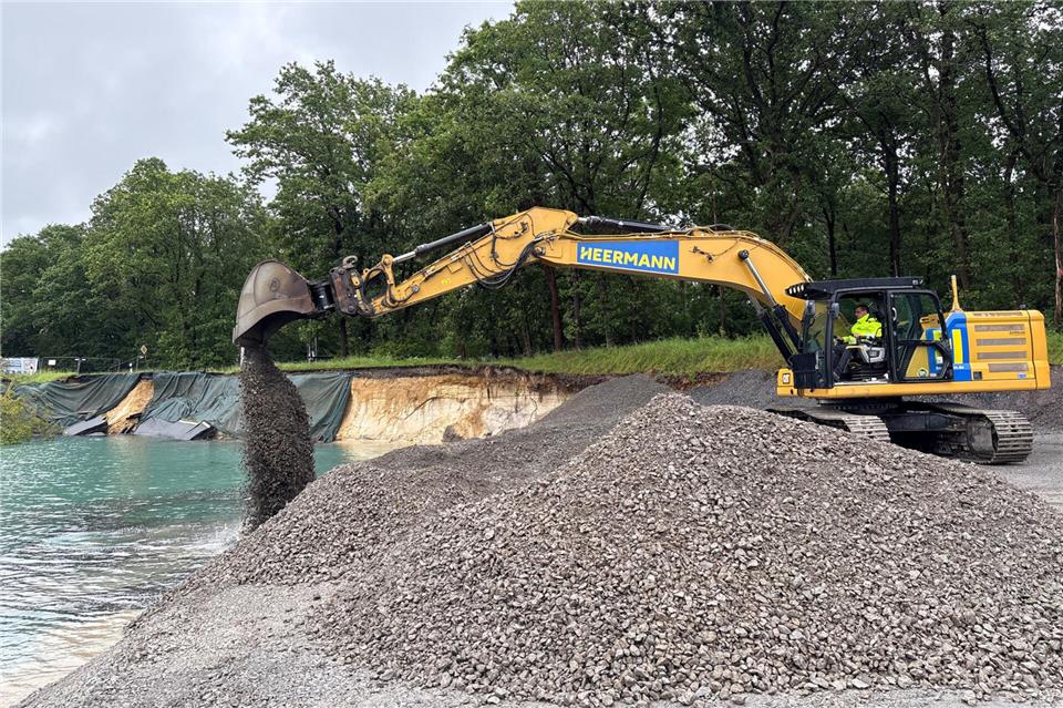 Mit großen Baggern wird das Material langsam ins Wasser gefüllt.