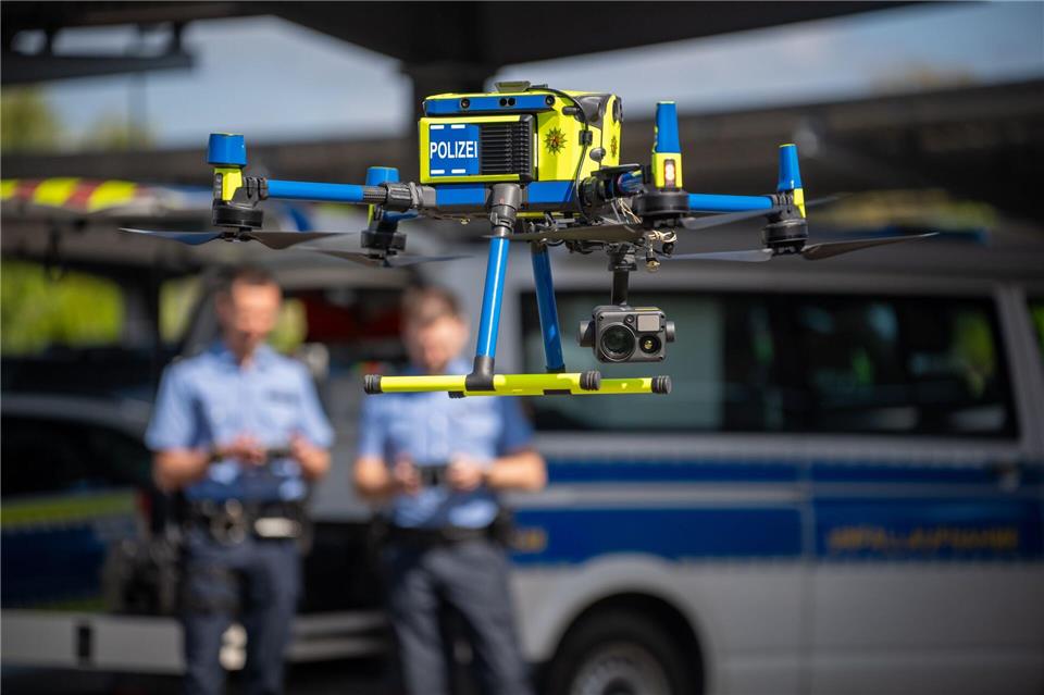 Mit großen Drohnen können die VU-Teams auch Fotos machen, wenn es dunkel wird oder regnet.Harald Tittel/dpa