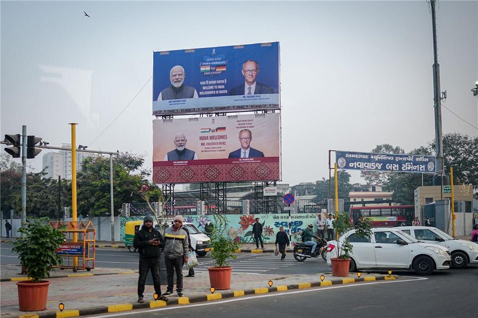 Mit großen Schildern heißt Modi seinen Gast willkommen.Kay Nietfeld/dpa