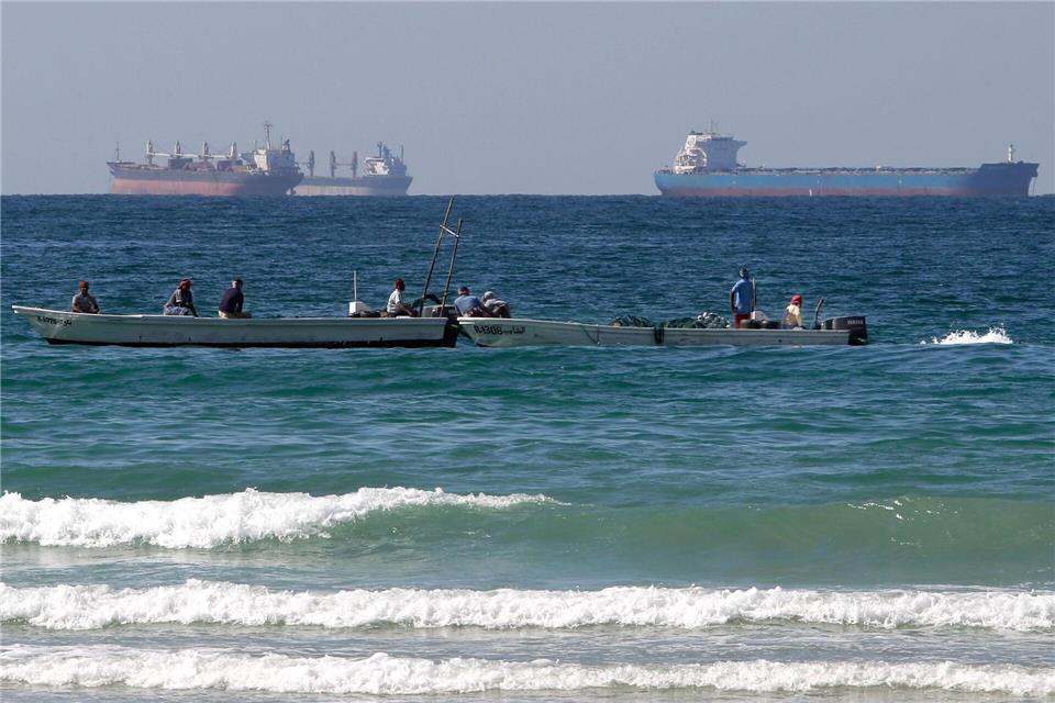 Mit großen Tankern wird der Rohstoff ans Ziel gebracht.Kamran Jebreili/AP/dpa