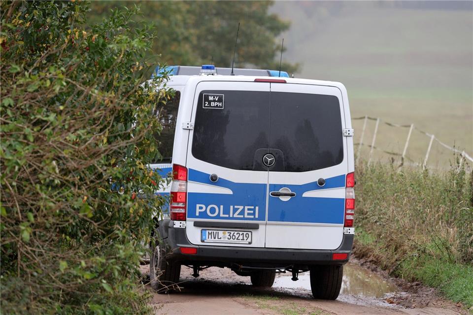 Trauergottesdienst nach Fund von Kinderleiche bei Güstrow Mit großer Anstrengung suchte die Polizei nach dem Jungen.Bernd Wüstneck/dpa