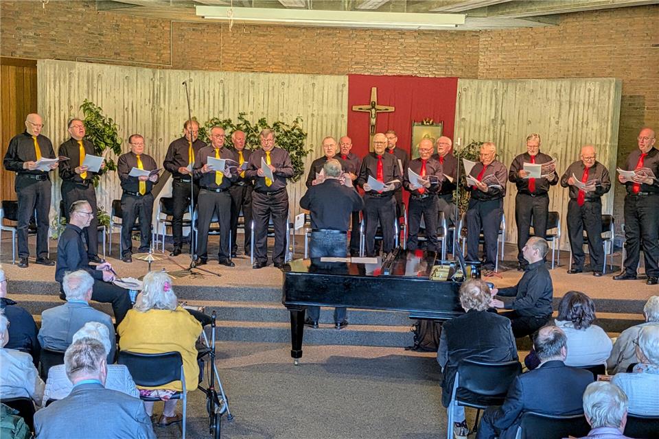 Mit großer Begeisterung stimmten die zahlreichen Besucher in der vollbesetzten Aula mit ein.