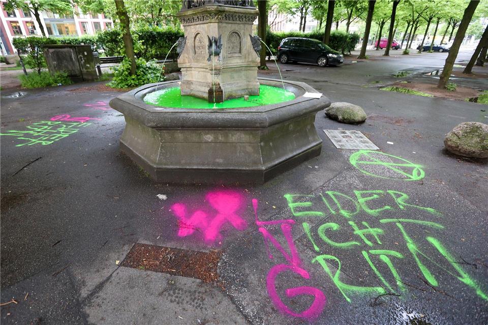 Mit grünem Wasser gegen die Gaspolitik der Regierung. Bodo Marks/dpa