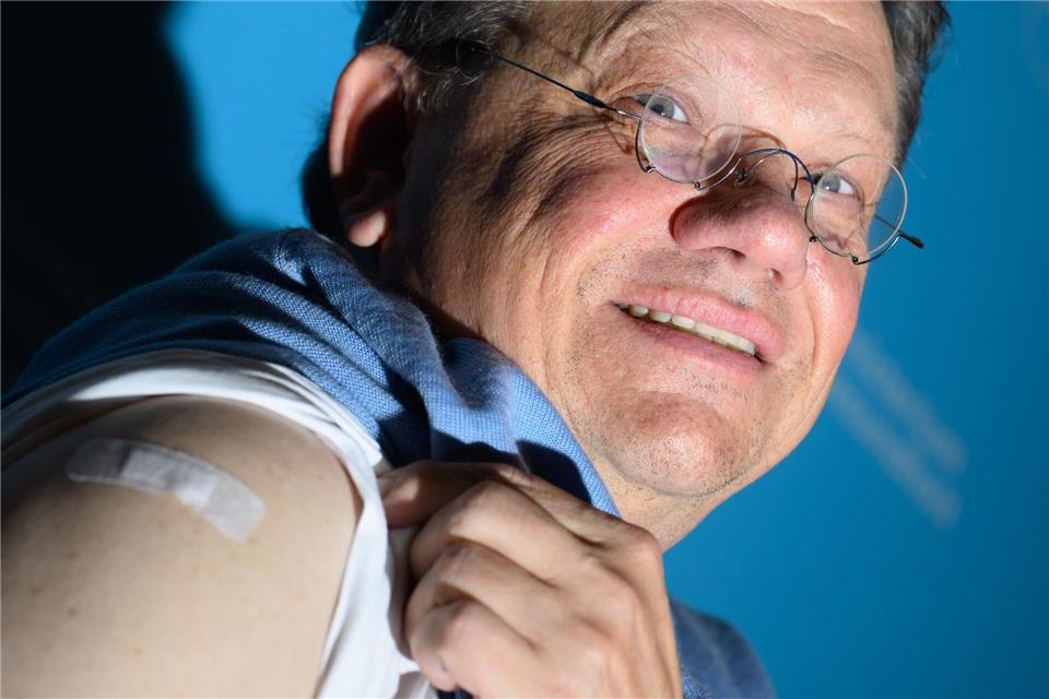 Mit gutem Beispiel voran: Gesundheitsminister Philippi lässt sich impfen.Julian Stratenschulte/dpa