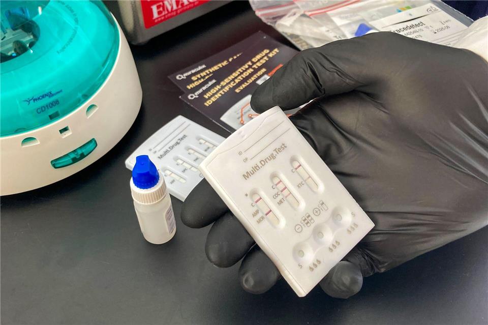 Mit handlichen Tests können Substanzen auf ihre Zusammensetzung getestet werden - wie hier bei einem Drug-Checking-Projekt der Suchthilfe in Thüringen. (Archivbild)Marie Frech/dpa