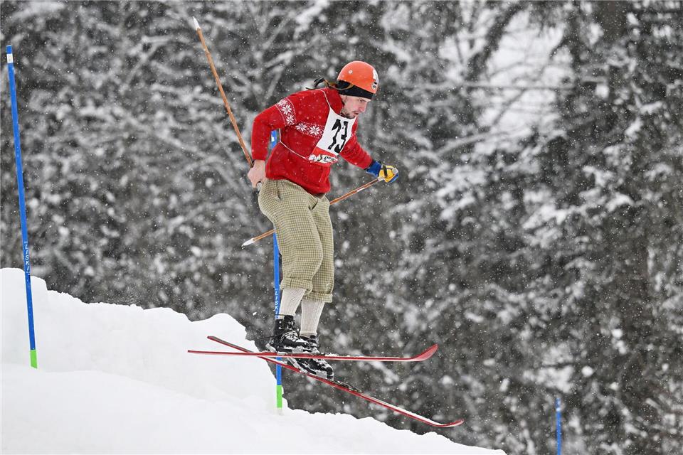 Mit historischer Ausrüstung geht es beim Skirennen „Nostalski“ bergab. (Archivfoto)Angelika Warmuth/dpa