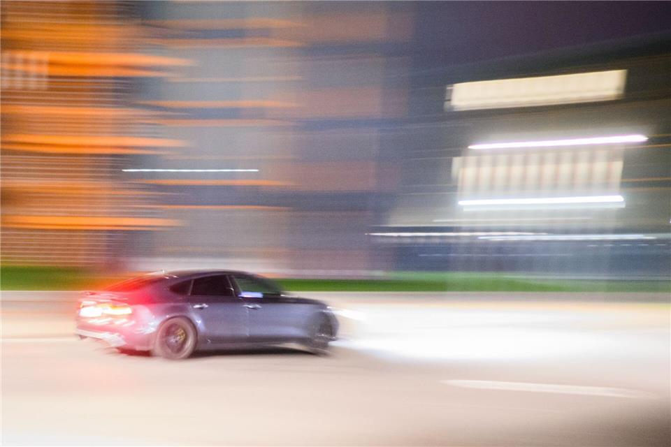 Mit hohem Tempo fuhr der 18-Jährige laut der Polizei verbotenerweise durch die Fußgängerzone. (Symbolbild)Julian Stratenschulte/dpa