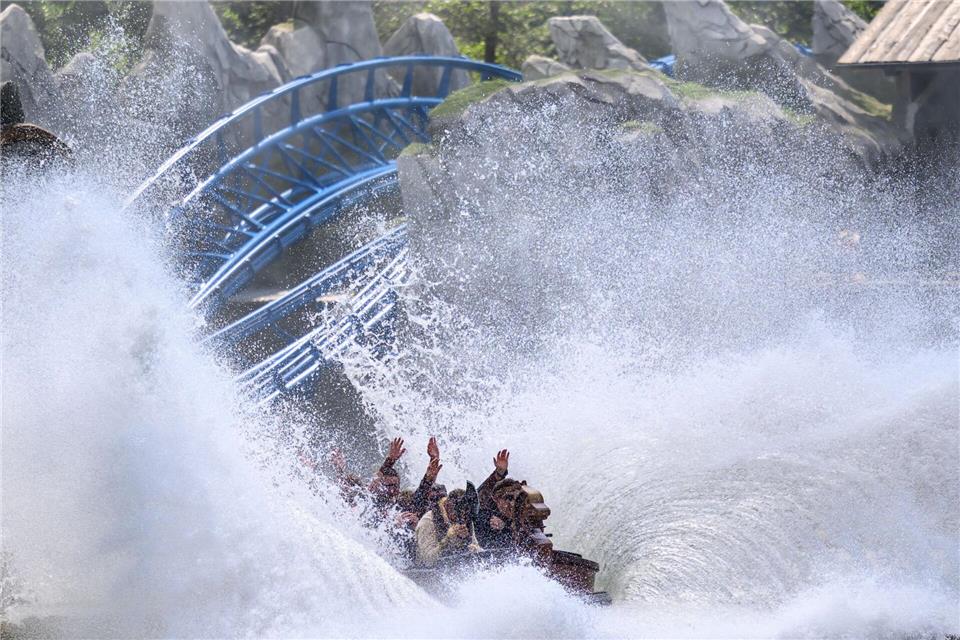 Mit hohem Tempo ins Nass: die neue Wasser-Achterbahn „Dønnervind“ im Freizeitpark Plohn.Hendrik Schmidt/dpa