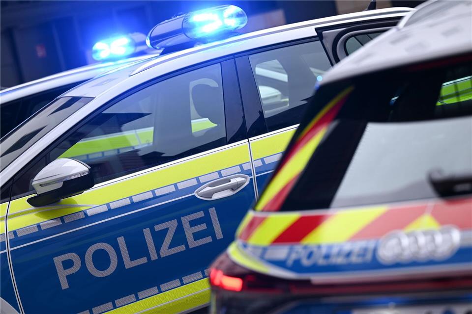 Mit hohem Tempo ist ein junger Mann vor der Polizeikontrolle geflüchtet (Symbolbild)Arne Dedert/dpa