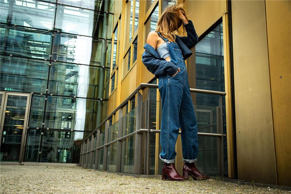 Mit hohen Absätzen lässt sich der Look mit wenigen Handgriffen aufwerten.Christin Klose/dpa-tmn