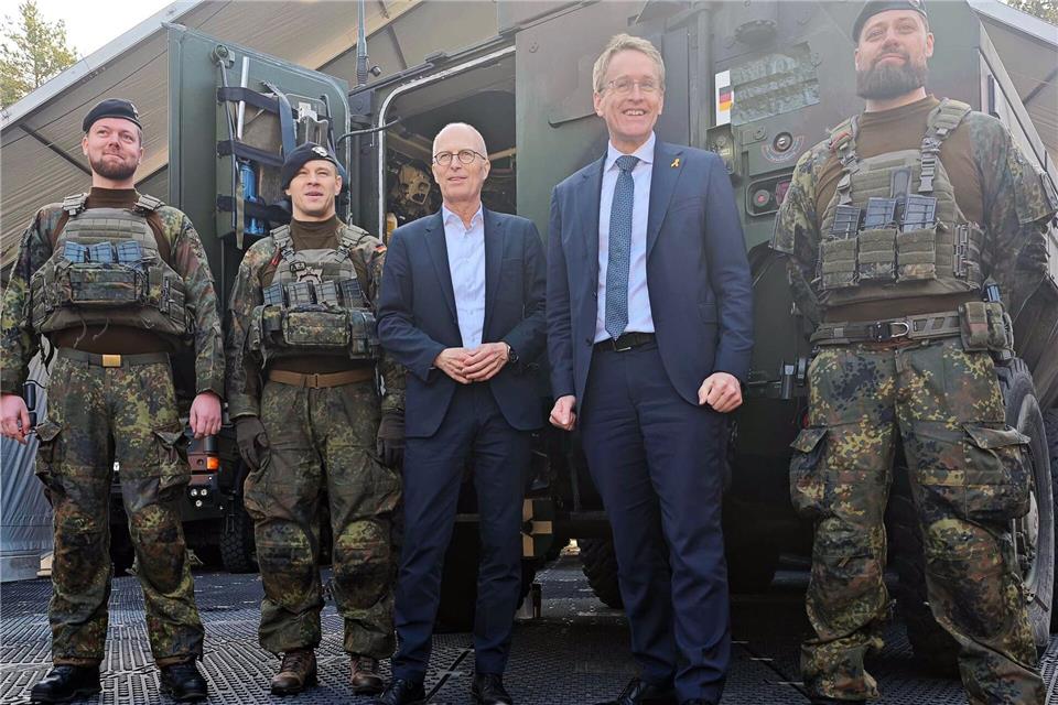 Mit ihrem Besuch wollen Günther und Tschentscher den Soldatinnen und Soldaten zeigen, dass sie als Länderchefs hinter dem Einsatz stehen.Martin Fischer/dpa