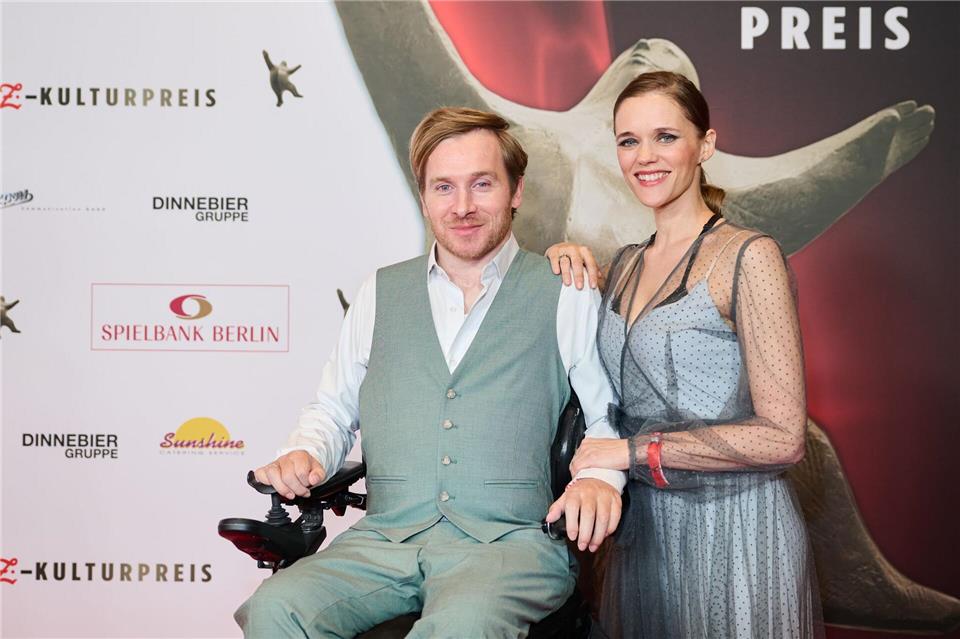 Mit ihrem Sohn Romeo Casper sind Samuel und Sarah Koch jetzt zu dritt. (Archivbild)Annette Riedl/dpa