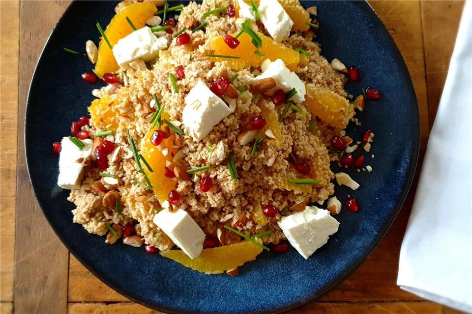 Mit ihrem Winter-Taboulé aus Couscous-Salat und Orangen sorgt die Bloggerin von „Mama kocht heute“ für eine Extraportion Vitamine. Petra Teetz/mama kocht heute/dpa-tmn