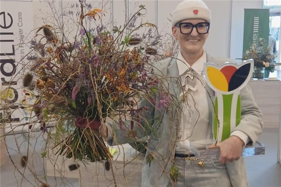 Mit ihrem winterlichen Strauß gewann Bärbel Grzenia bei der internationalen Gartenbau-Messe IPM in Essen die Goldmedaille.
