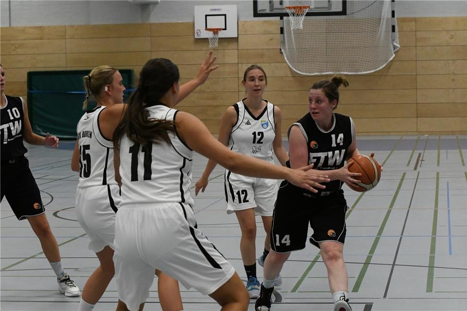 Mit ihren 16 Punkten war Simone Kreierhoff (am Ball) die erfolgreichste Erler Werferin beim 65:50-Heimerfolg gegen den VfL AstroStars Bochum III.