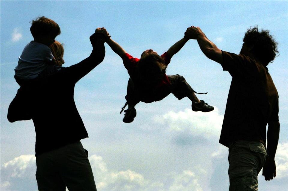 Mit ihren Geschwistern haben viele Menschen die längste Beziehung in ihrem Leben. (Symbolbild)picture alliance / dpa