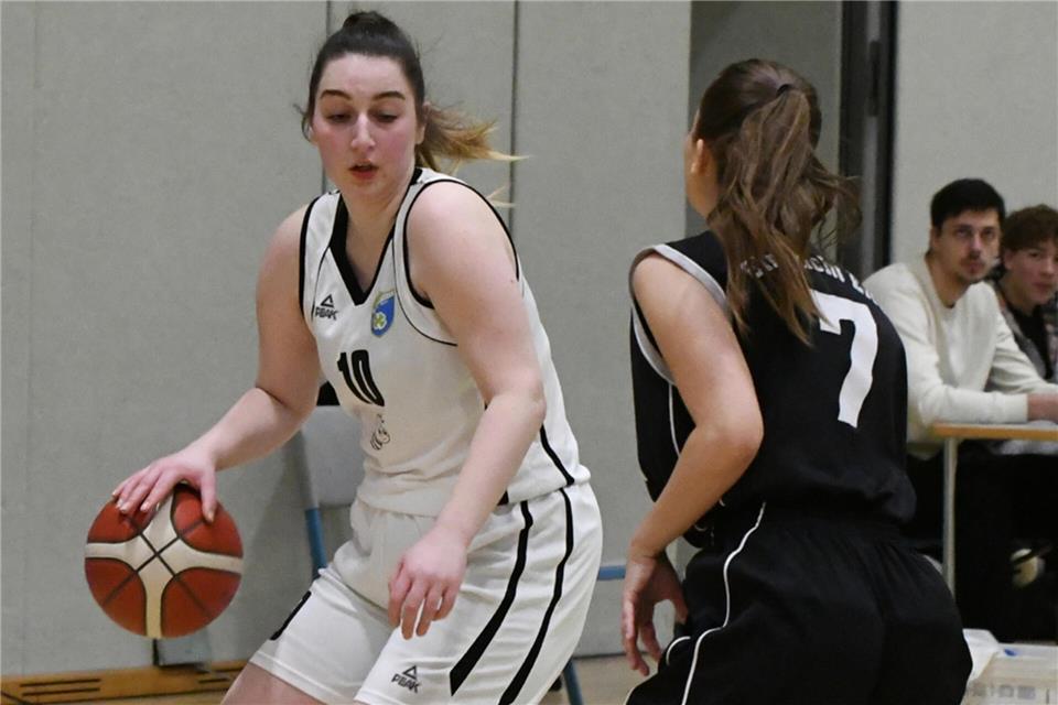 Mit ihren elf Punkten war Pia Kittel (am Ball) maßgeblich am Borkener 49:35-Heimerfolg gegen das Team von Basket Duisburg beteiligt.
