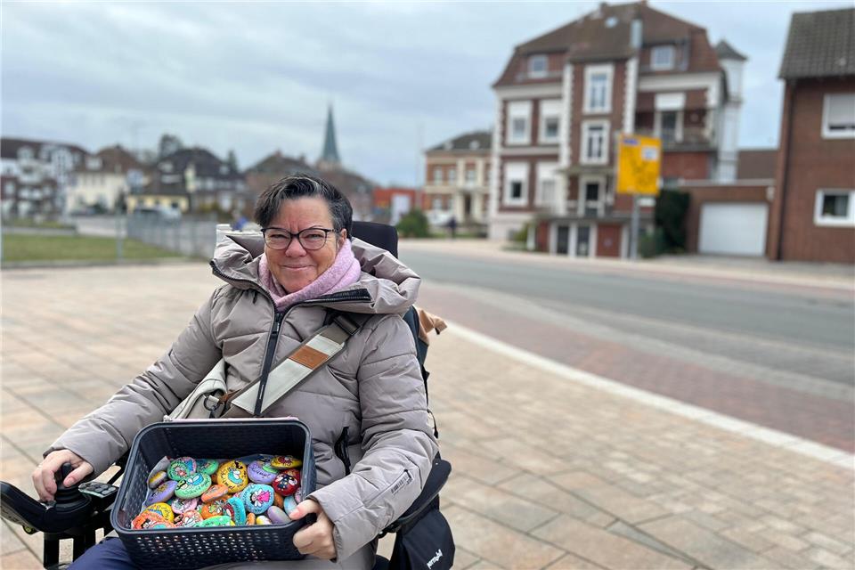 Mit ihren selbst bemalten Stein-Kunstwerken will Susanne Witzig Geld für den guten Zweck sammeln.