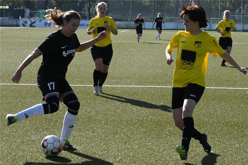Mit ihren vier Treffern war Bianca Platzek (links) die Matchwinnerin beim 5:2-Auswärtserfolg des A-Kreisligisten TSV Raesfeld in Nienborg. 
