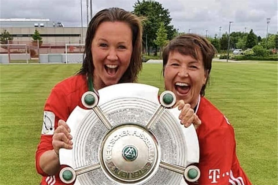 Mit ihrer Schwester Veronika Tenbensel bejubelt Marina Hegering (links) die Meisterschaft. 