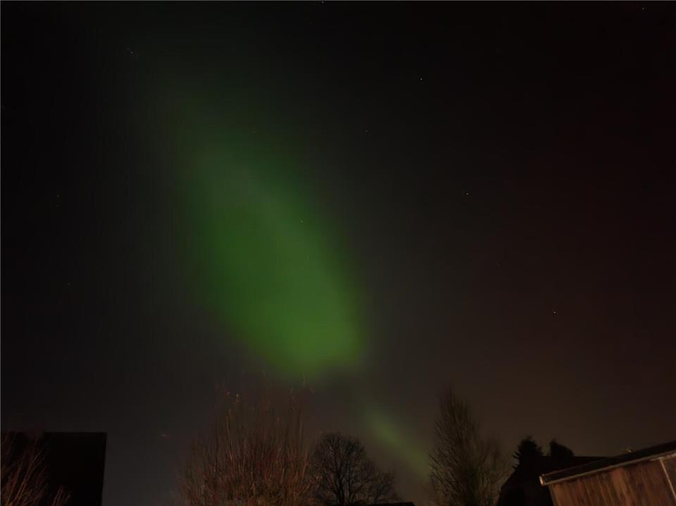 Mit ihrer Tochter, hat sie die Lichter gegen 22.40 Uhr aus dem Garten sehen könn...