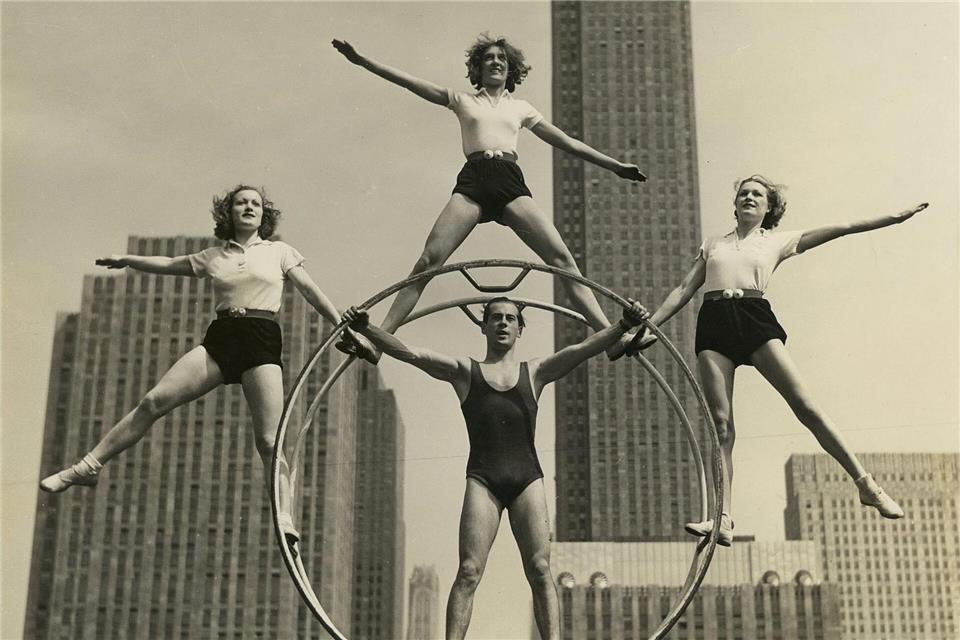 Mit internationalen Auftritten wie hier in New York machten Otto und Fritz Feick (M) Werbung für das Rhönrad.---/Anita Zirkelbach,Gemeinde Schönau/dpa