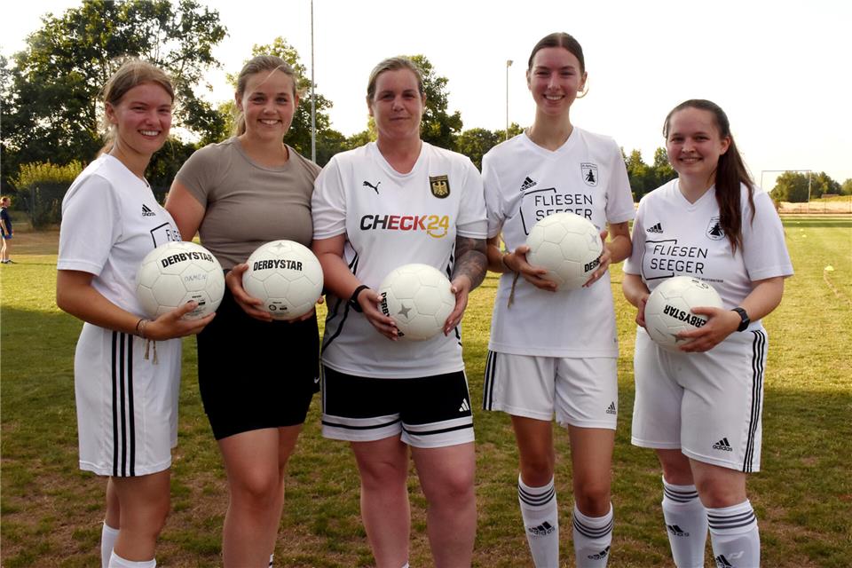 Mit jeder Menge Spaß und Motivation: (von links) Luzy Spier, Charlotte Bertels, Anke Schroer, Anna Spier und Lina Hollenborg zählen zu den Spielerinnen, die beim VfL Ramsdorf neu mit dem Fußball begonnen haben.