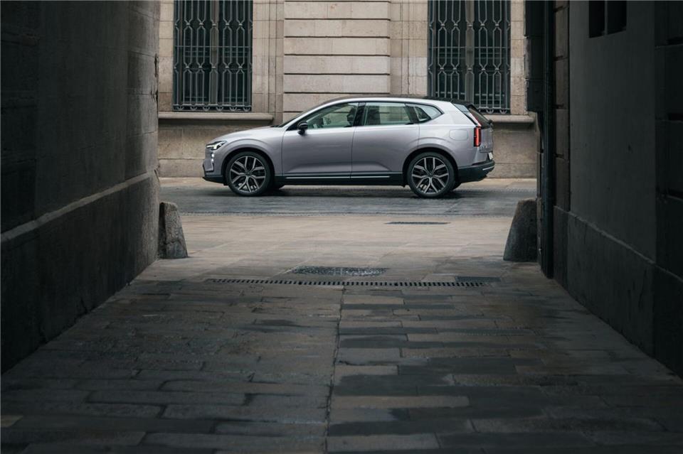 Mit knapp drei Metern Radstand bietet der Volvo EX60 auch viel Platz in der zweiten Reihe.Volvo/dpa-tmn