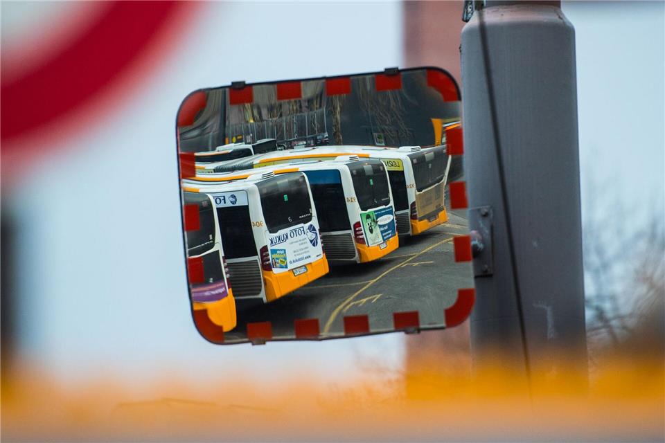 Mit kostenlosen Bussen und Bahnen soll die Anreise und der Aufenthalt in den vorweihnachtlichen Innenstädten entspannter und attraktiver werden. (Symbolbild)Andreas Arnold/dpa
