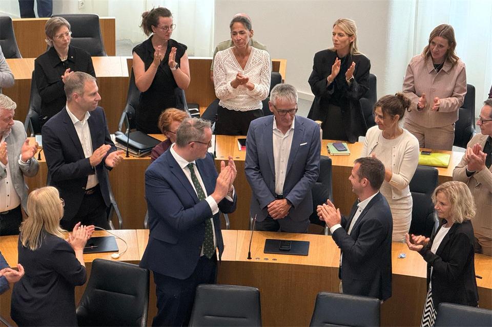 Mit langem Applaus wird Hendrik Hering verabschiedet. Ira Schaible/dpa