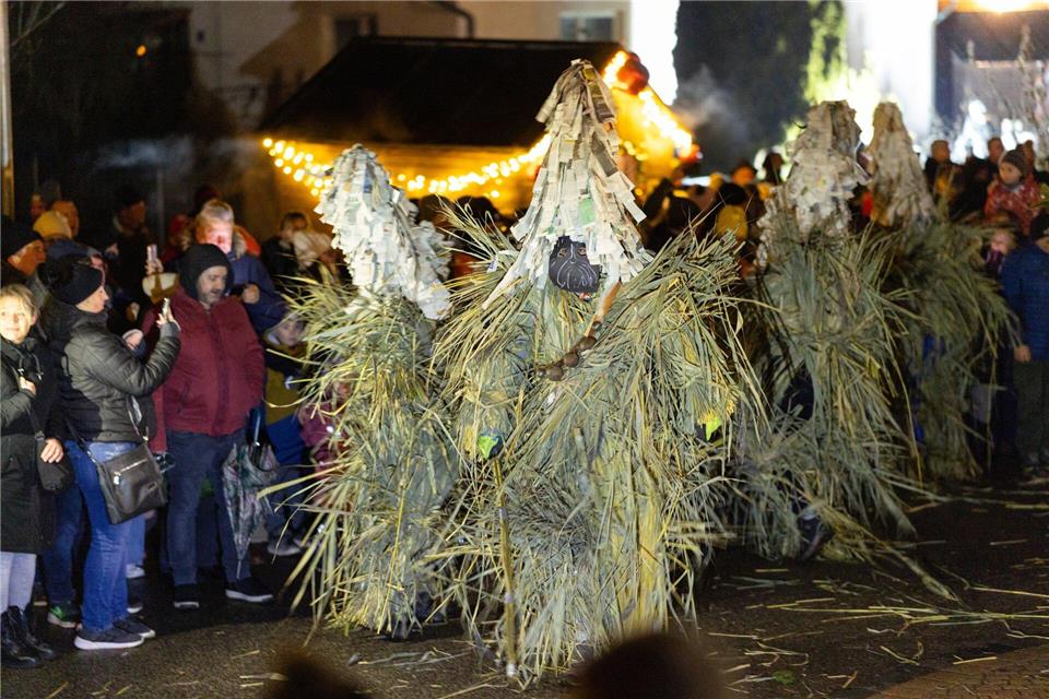 Mit lautem Schellen, Peitschenknallen und geheimnisvollen Schilfgestalten ist in Gethles Weihnachten eingeläutet worden.Michael Reichel/dpa
