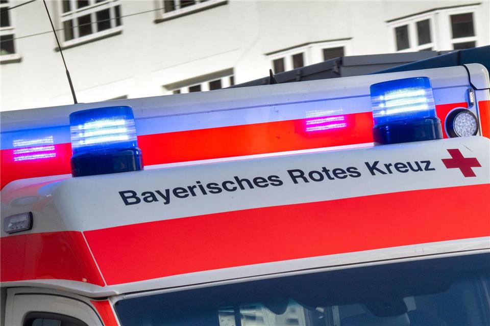 Mit leichten Verletzungen brachte der Rettungsdienst den Mann in ein Krankenhaus. (Symbolbild)Peter Kneffel/dpa
