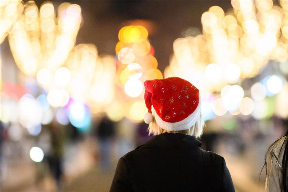 Mit letzter Kraft in Richtung Weihnachtsurlaub? Wer die eigenen Ansprüche reflektiert, kann Stress oft besser begegnen.picture alliance/dpa