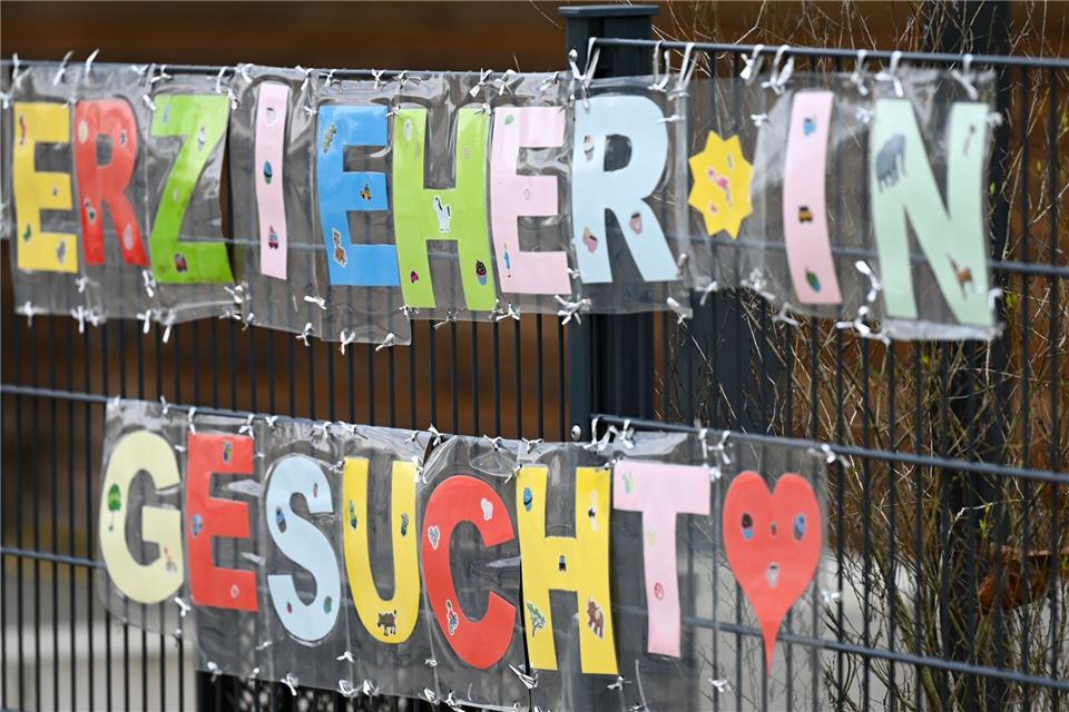 Mit mehr Geld will die Stadt Frankfurt neue Erzieherinnen und Erzieher anwerben. (Symbolbild) Arne Dedert/dpa