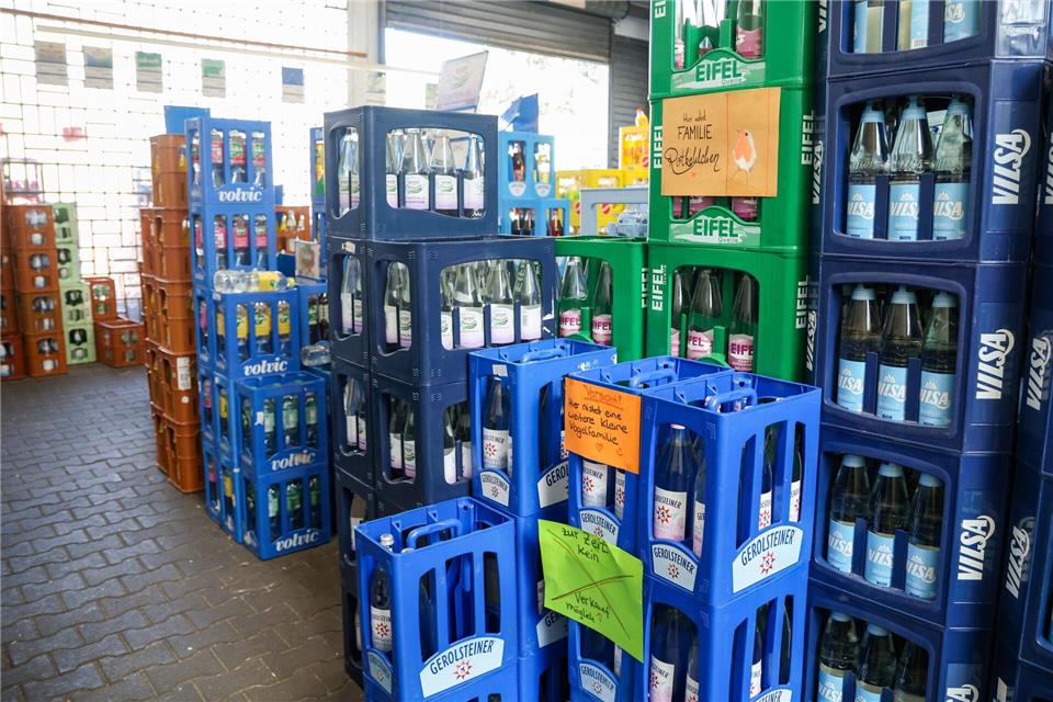 Mit mehreren Schildern weist die Markt-Inhaberin ihre Kunden auf die brütenden Vögel hin.Christoph Reichwein/dpa