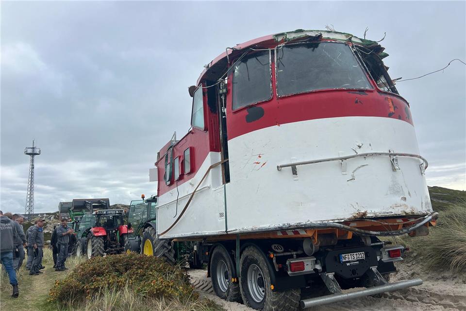 Führerhäuschen des vor Sylt gesunkenen Lotsenbootes geborgen Mit mehreren Traktoren wurde der vor Sylt angespülte Aufbau eines ehemaligen Lotsenbootes hinter die Düne in Hörnum (Sylt) gezogen. Lea Albert/dpa