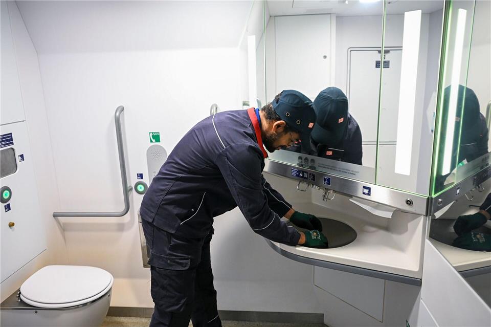 Mit mobilen Reparaturteams will die Deutsche Bahn für mehr funktionierende Toiletten im Fernverkehr sorgen. Jens Kalaene/dpa