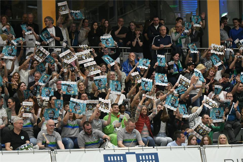 Mit mobilen Seitentribünen sollen ab der kommenden Saison die Kopfenden des Spielfeldes in der Mergelsberghalle bestückt werden. Damit sollen künftig mehr Zuschauer in der Halle Platz finden.