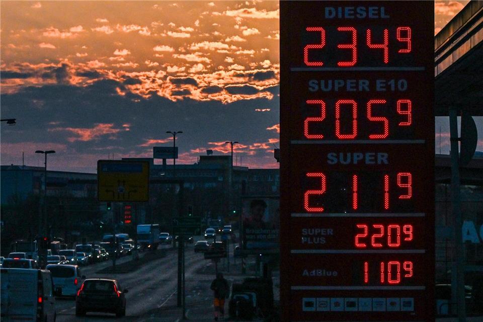 Mit mutmaßlich gestohlenen 135 Litern Diesel hat die Polizei zwei Männer an der Grenze zu Österreich gestoppt. (Archivbild) Jens Kalaene/dpa