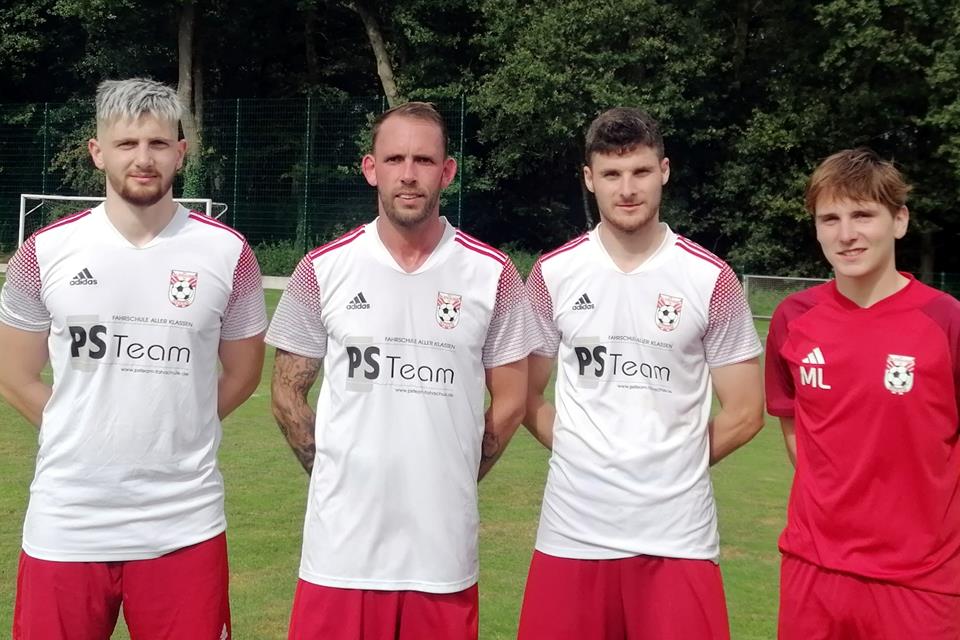 Mit neuen Kräften zurück in der Kreisliga B: Die Neuzugänge des SV Illerhusen (von links) Lennert-Ole Göke, Spielertrainer Aljoscha Kamp, Marius Maas und Michel Lensen.