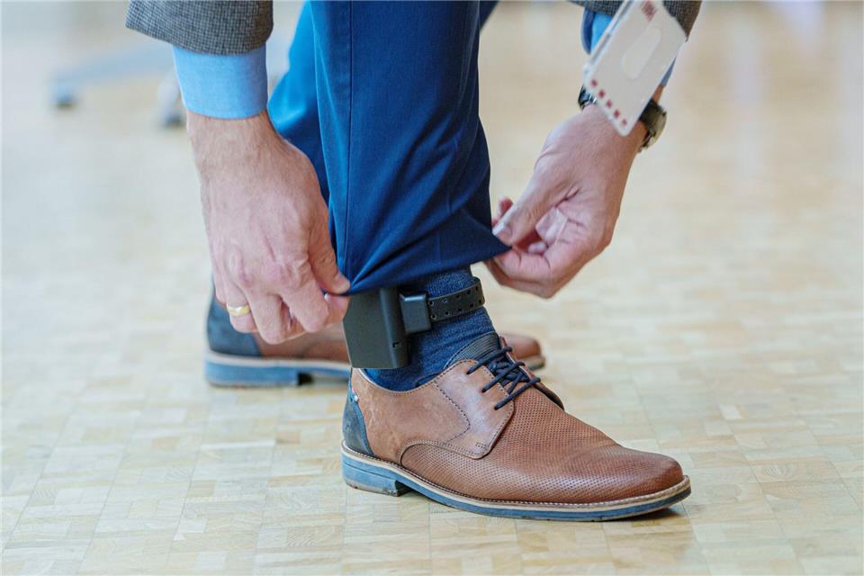 Mit neuer Technik bei elektronischen Fußfesseln will Hessen die Prävention vor Straftaten verbessern.Andreas Arnold/dpa