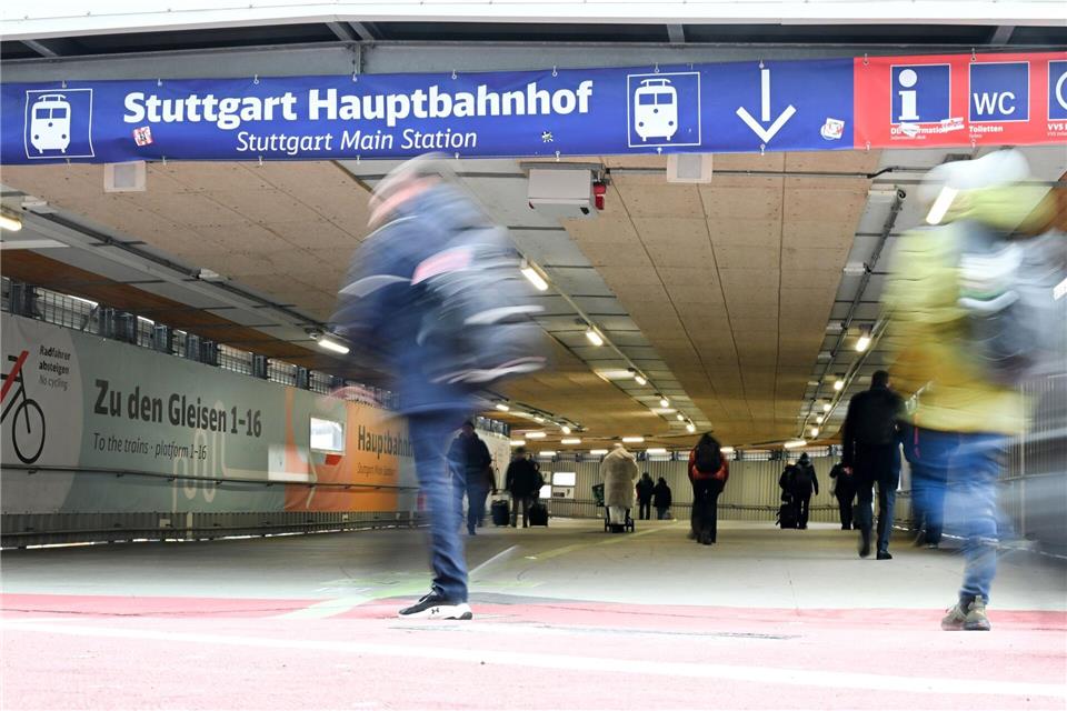 Mit oder ohne Wanderschuhe: Man macht lange Meter am Stuttgarter Hauptbahnhof.Bernd Weißbrod/dpa