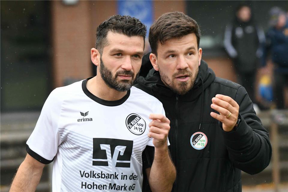 Mit ordnenden Händen auf und neben dem Platz als Coaches: Kudret Kanoglu (rechts) und Emre Köksal bleiben auch in der kommenden Spielzeit beim SC Reken das Spielertrainer-Duo