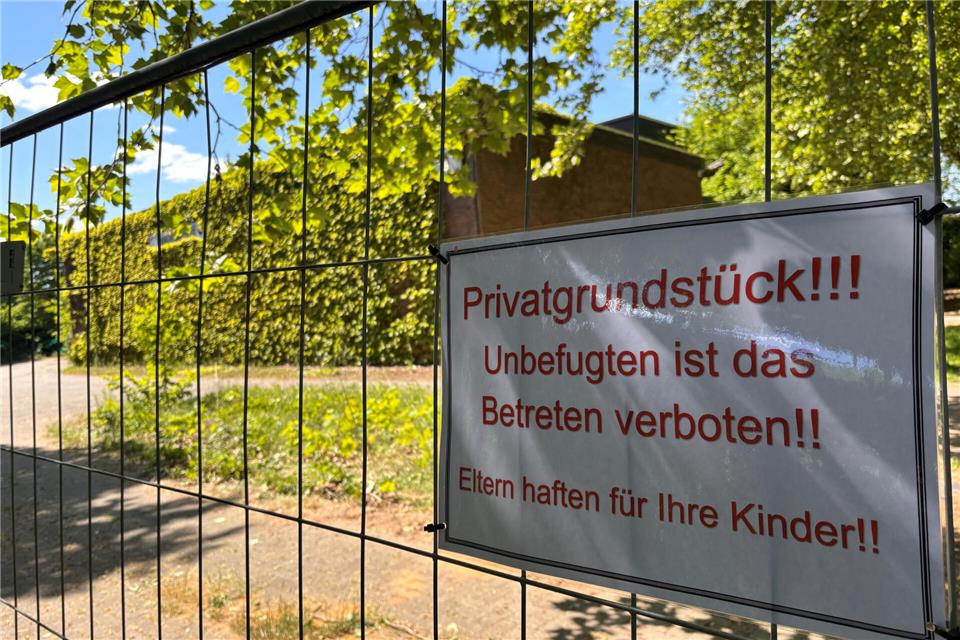 Mit reichlich Ausrufezeichen wird seit Mitte der Woche vor einem Betreten gewarnt.