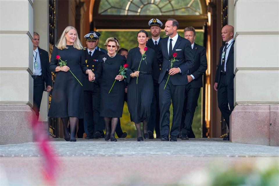 Mit roten Rosen traten Haakon und Teile seiner Familie auf den Schlossplatz. Cornelius Poppe/NTB/dpa