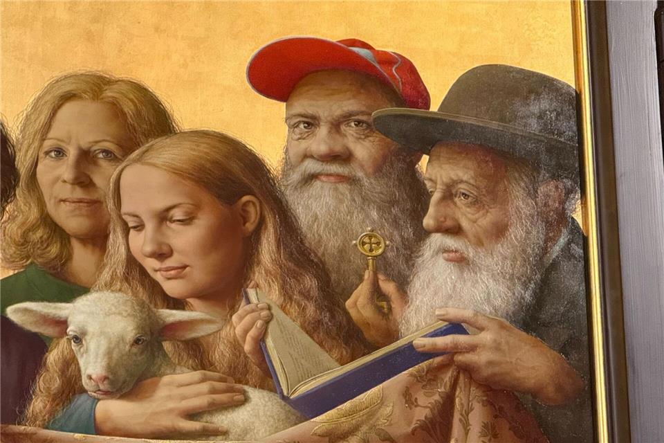 Mit roter Basketballmütze und etwas versteckt: Der Ausschnitt zeigt den deutschen Obdachlosen Burkhard Scheffler als Petrus.Christoph Sator/dpa